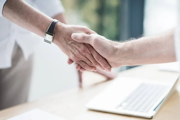 Geschäftspartner schütteln Hände — Stockfoto