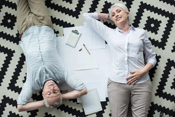 Business colleagues lying on floor — Stock Photo, Image