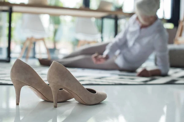 Stilettos and senior businesswoman — Stock Photo, Image