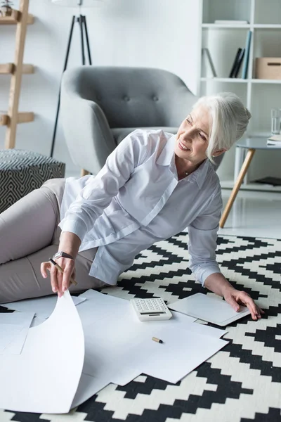 Belgelerle çalışan iş kadını 