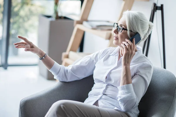 Femme parlant au téléphone — Photo