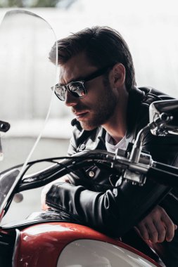 Motosiklet ile şık adam 