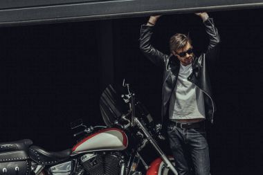 Motosiklet ile şık adam 