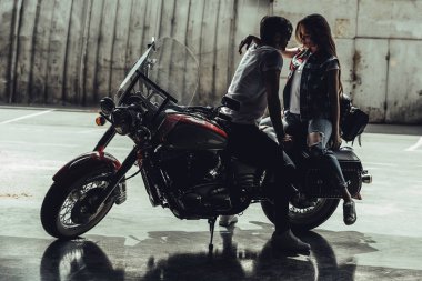 Motosiklet ile genç Çift 