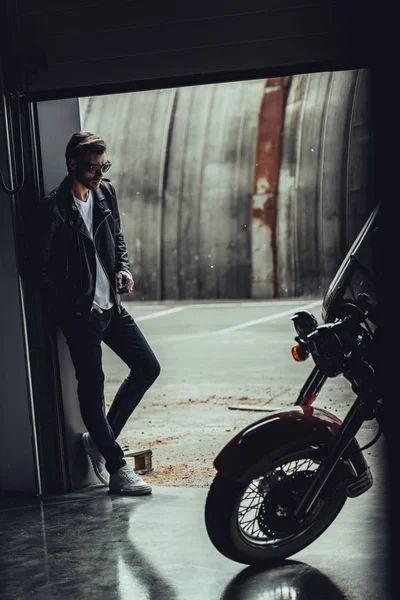 Elegancki mężczyzna z motocykl — Zdjęcie stockowe