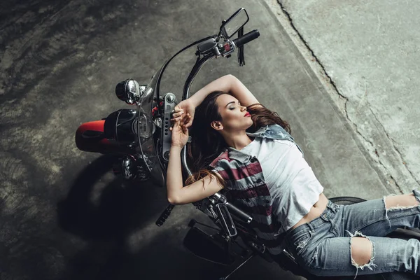 Femeie tânără cu motocicletă — Fotografie, imagine de stoc