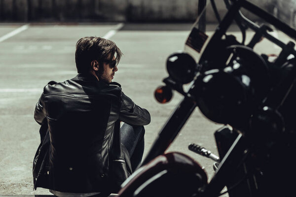 Стильный мужчина с мотоциклом
 