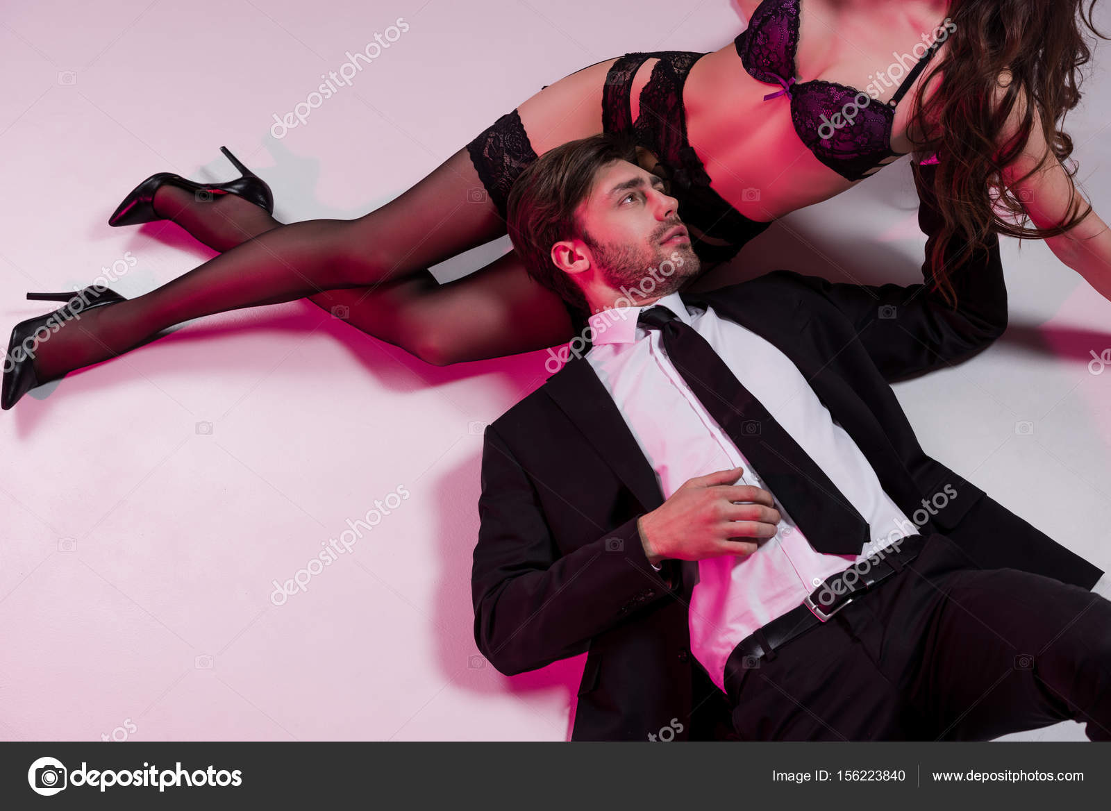 L'homme Toucher Lingerie Et Couché En De Femme Photographie — ggxafrZU