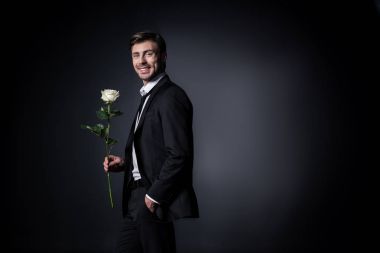 Beyaz holding gülümseyen adam gül