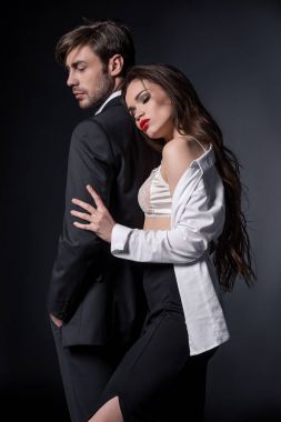 seksi kadın takım elbiseli adam sarılma