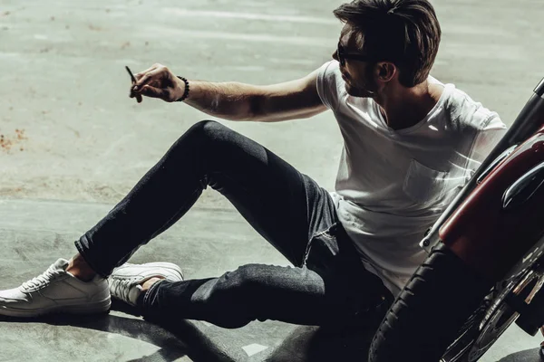 Stylish man with motorbike — Stock Photo, Image