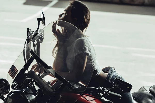 Mujer joven con moto — Foto de Stock