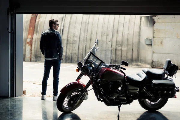 Stylish man with motorbike — Stock Photo, Image