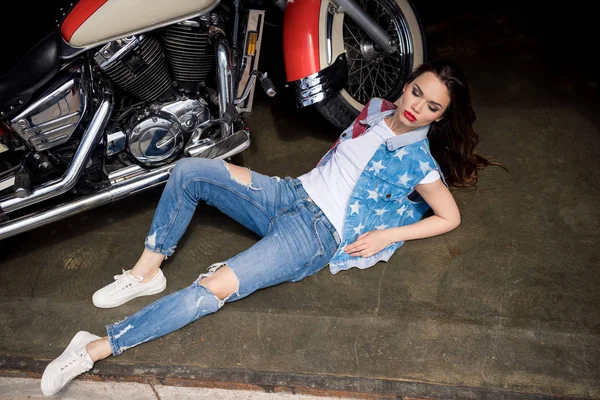 Young woman with motorbike — Stock Photo, Image