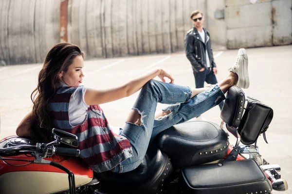 Jovem casal com motocicleta — Fotografia de Stock