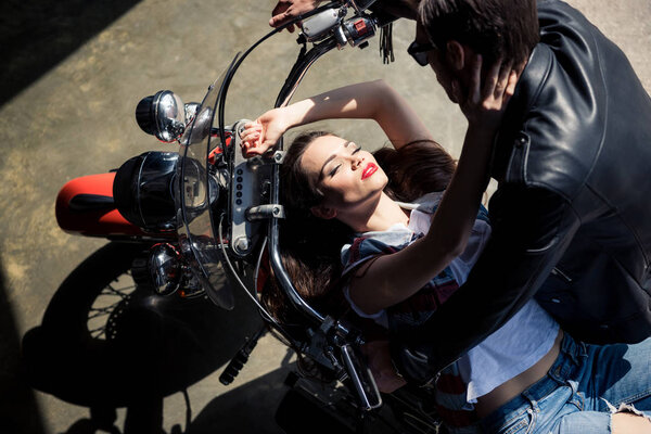 Молодая пара с мотоциклом
 