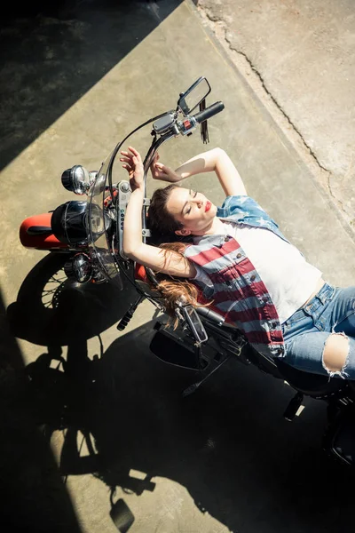 Mujer joven con moto — Foto de stock gratis