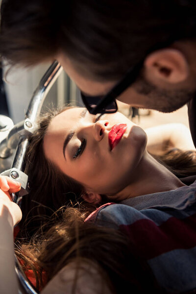 молодая влюбленная пара 