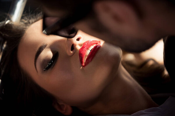 молодая влюбленная пара 