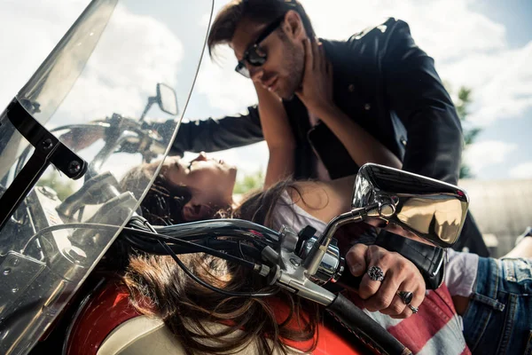 Jovem casal com motocicleta — Fotografia de Stock