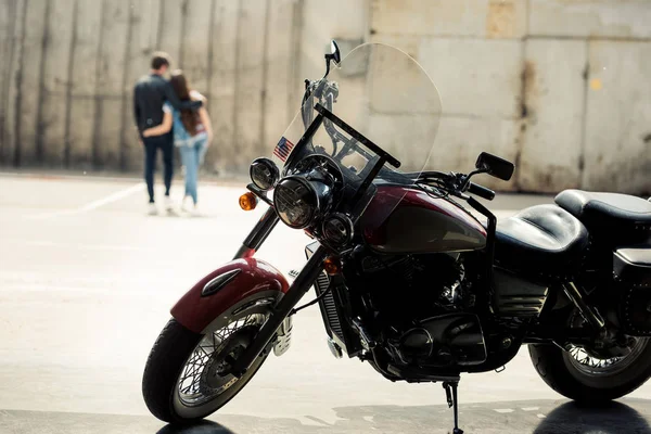 Jovem casal com motocicleta — Fotografia de Stock