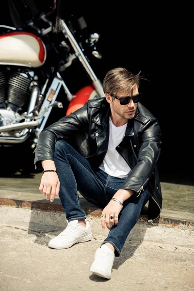 Uomo elegante con moto — Foto Stock