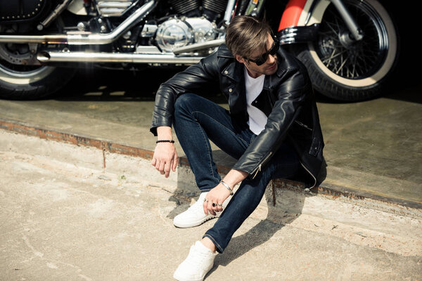 Стильный мужчина с мотоциклом
 