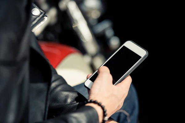 Man using smartphone — Stock Photo, Image