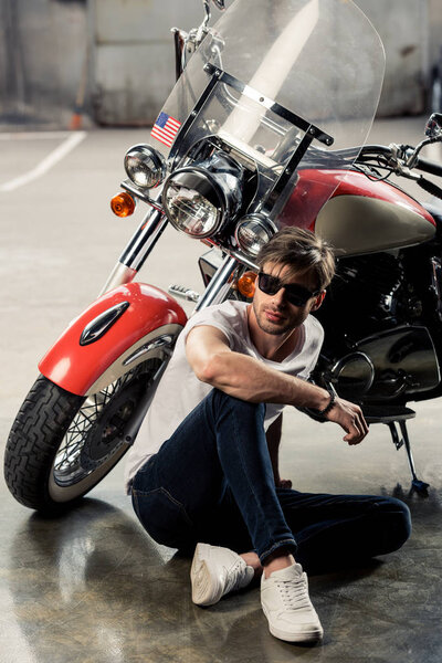 Стильный мужчина с мотоциклом
 