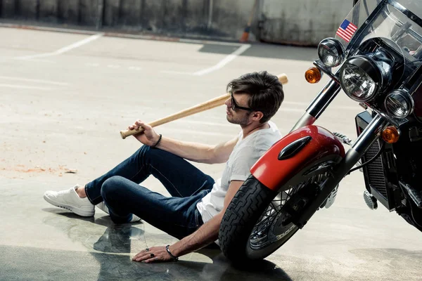Homem elegante com moto — Fotos gratuitas
