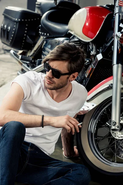 Elegancki mężczyzna z motocykl — Zdjęcie stockowe