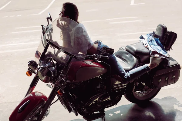 Jovem mulher sentada na motocicleta — Fotografia de Stock