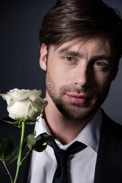 Hombre joven en traje con rosa blanca — Foto de Stock