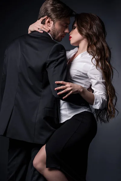 Jovem casal sensual capaz de beijar — Fotografia de Stock