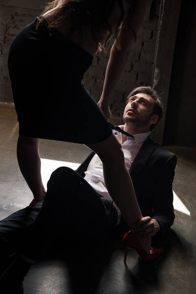 Девушка доминирует над мужчиной в сексуальной сцене
