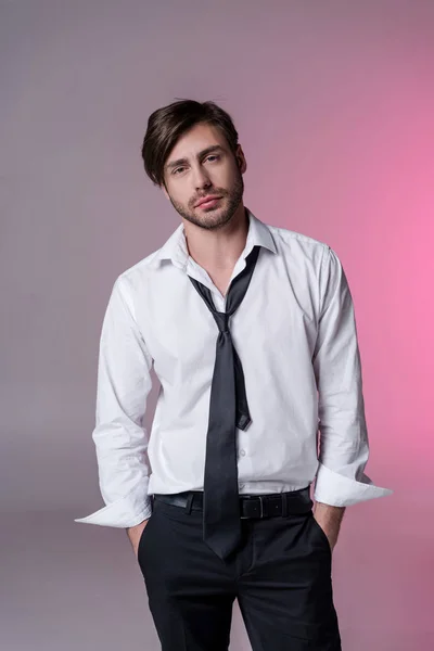 Giovane uomo elegante in abbigliamento formale — Foto Stock