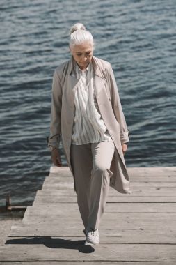 Riverside adlı kadın kıdemli 