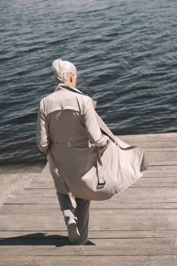 Riverside adlı kadın kıdemli 
