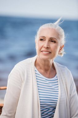Riverside adlı kadın kıdemli 