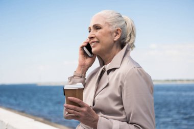 Üst düzey kadın Smartphone'da söz 