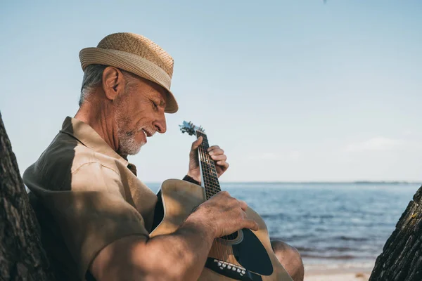 Senior man with guitar — Stock Photo, Image