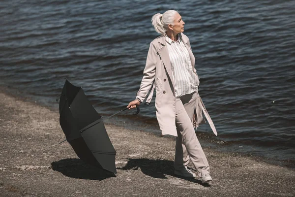 Şemsiye ile üst düzey kadın — Stok fotoğraf