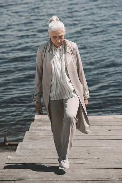 Starší žena v riverside — Stock fotografie