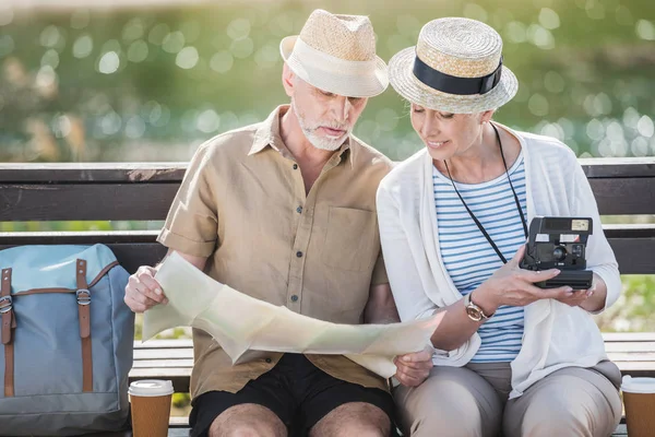 Senior couple with map — Stock Photo, Image