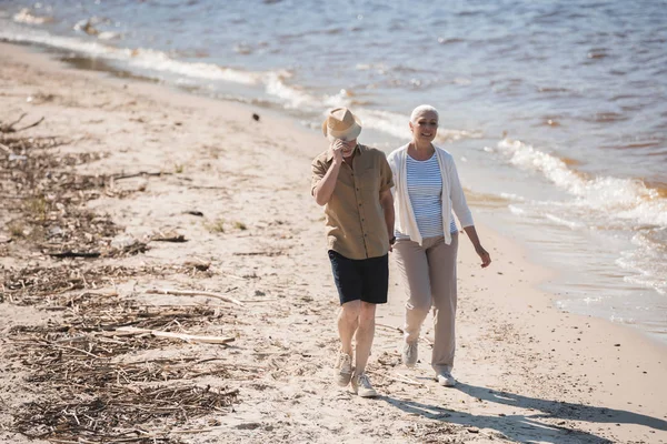 Senior par promenader på stranden — Stockfoto