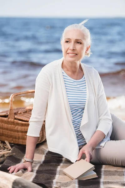 Senior Kvinna på riverside — Stockfoto