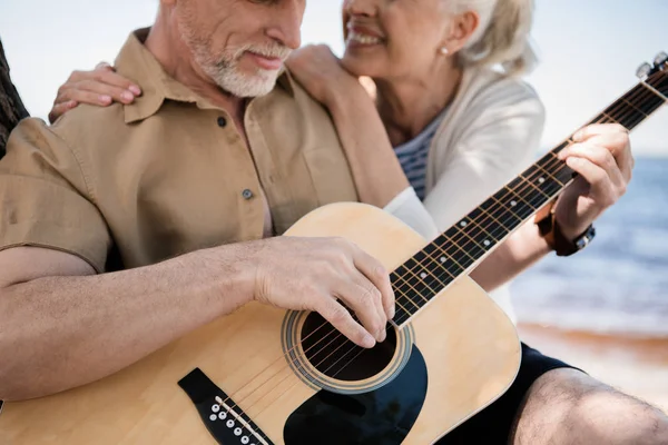 Coppia anziana con chitarra — Foto Stock