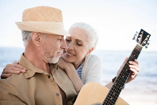 Couple aîné avec guitare — Photo