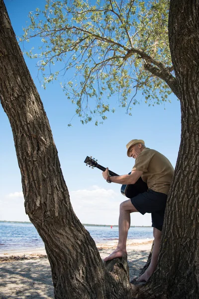 Hombre mayor con guitarra — Foto de Stock