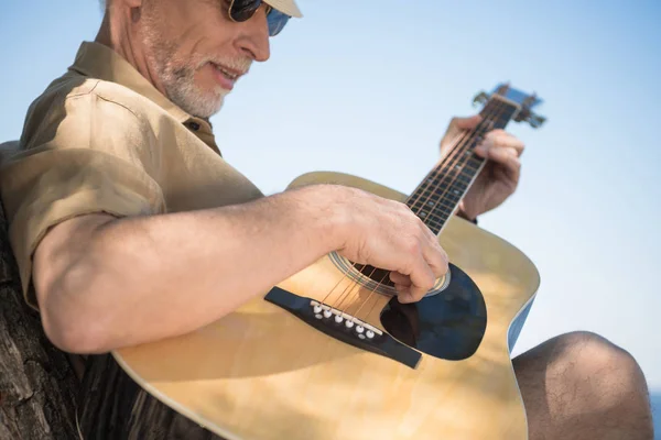 Hombre mayor con guitarra — Foto de Stock